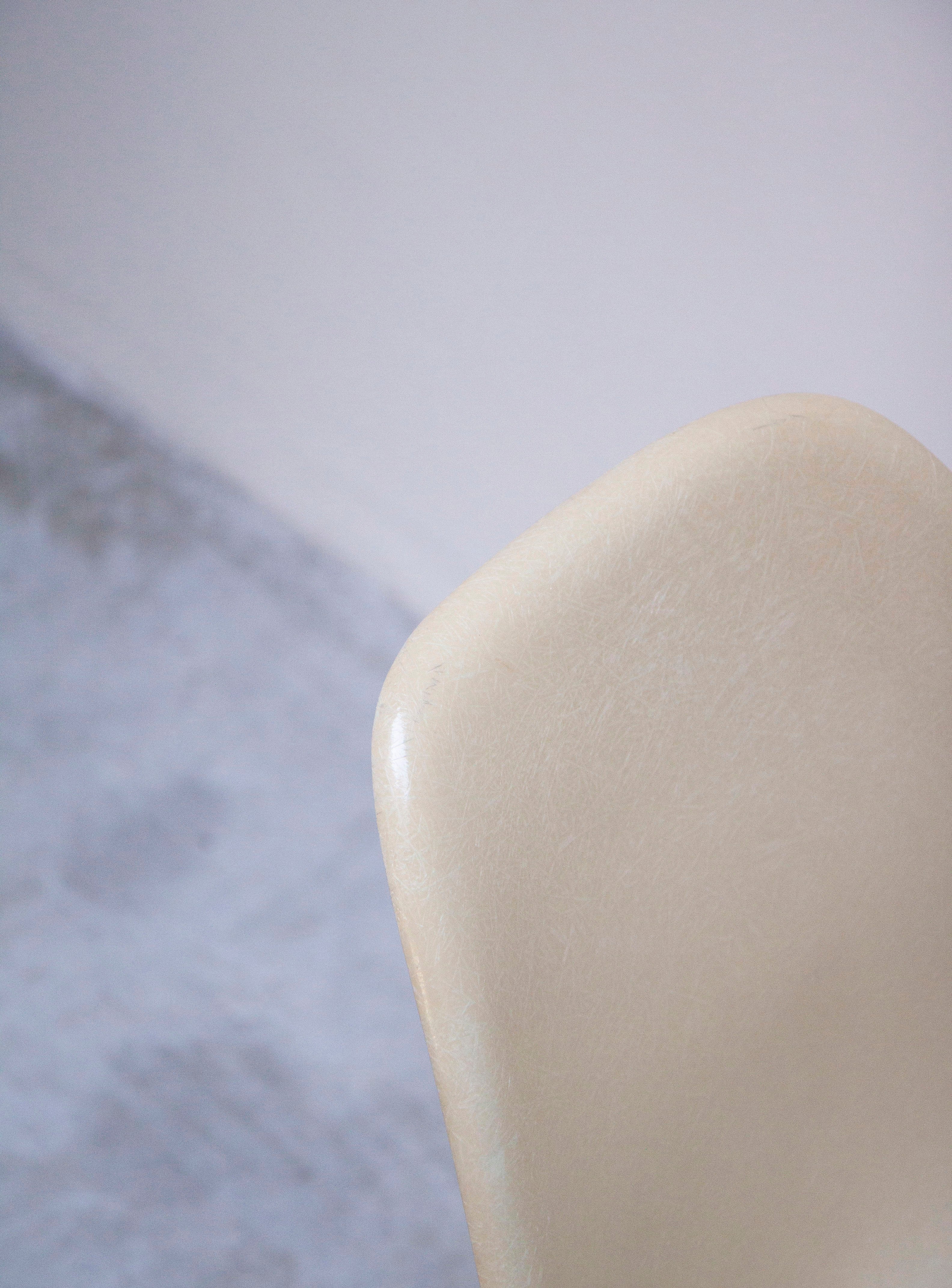 Vitra RSR Rocking Chair by Charles & Ray Eames (Eggshell) - Image 10