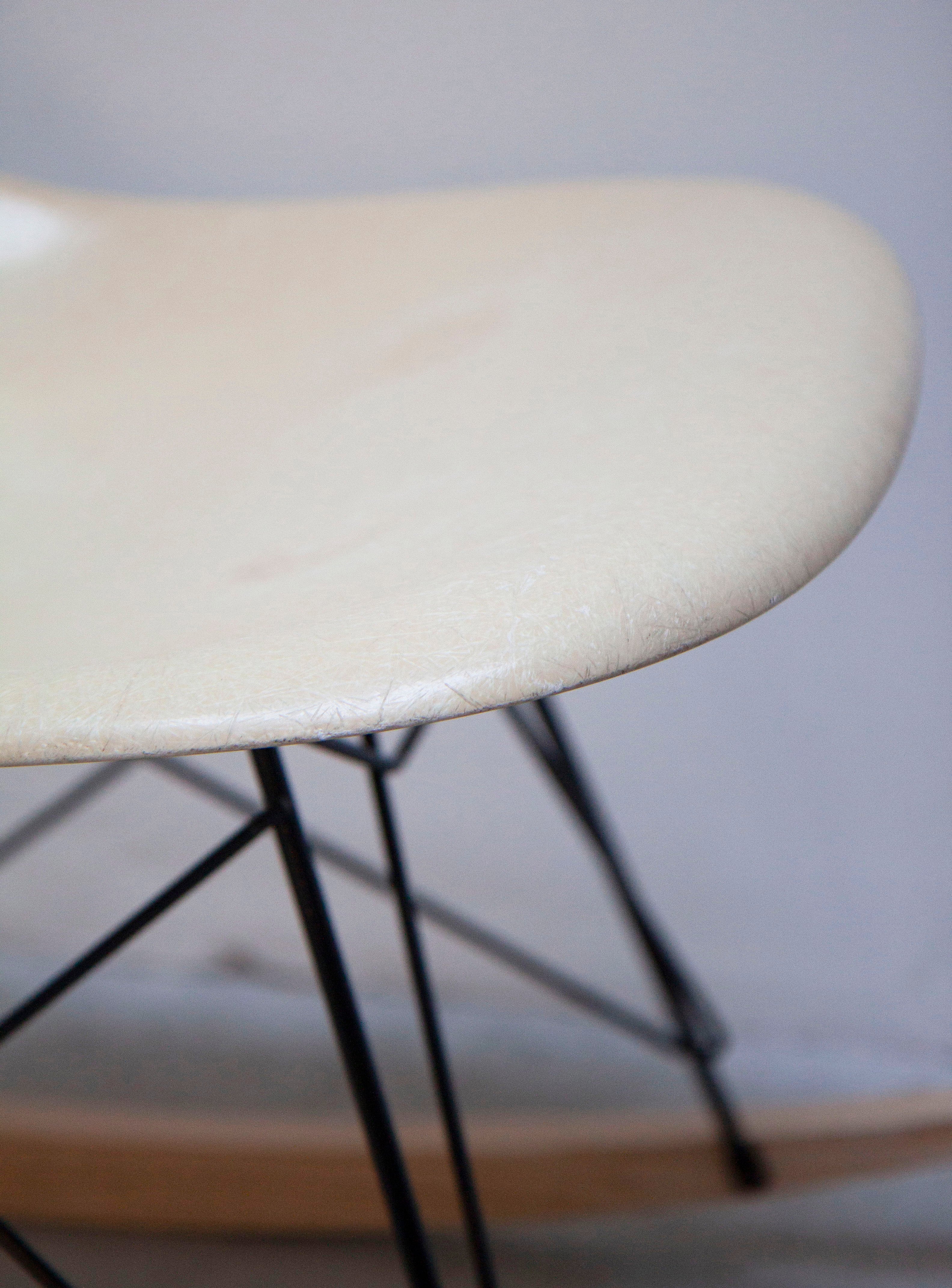 Vitra RSR Rocking Chair by Charles & Ray Eames (Eggshell) - Image 11