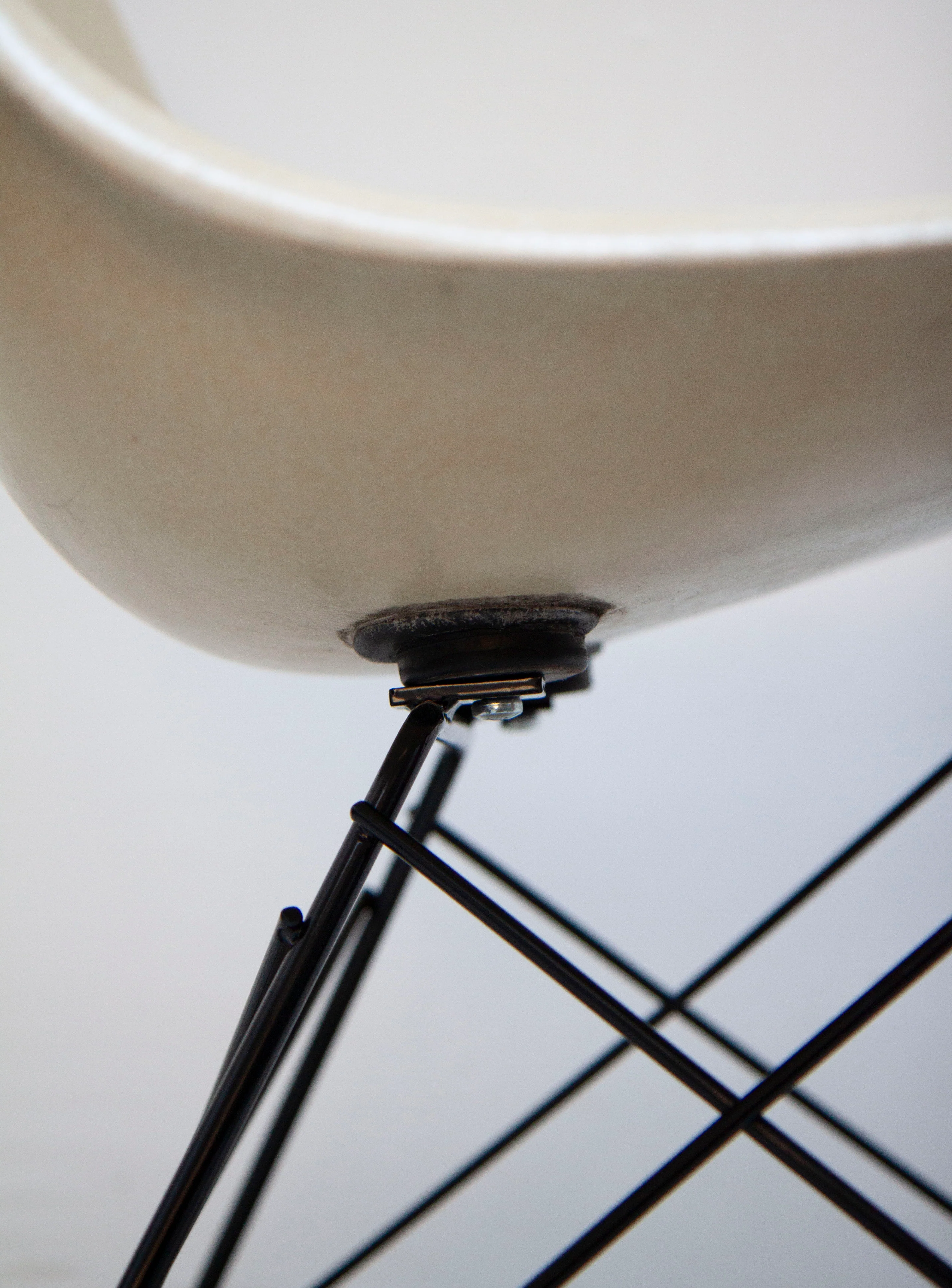Vitra RSR Rocking Chair by Charles & Ray Eames (Eggshell) - Image 13
