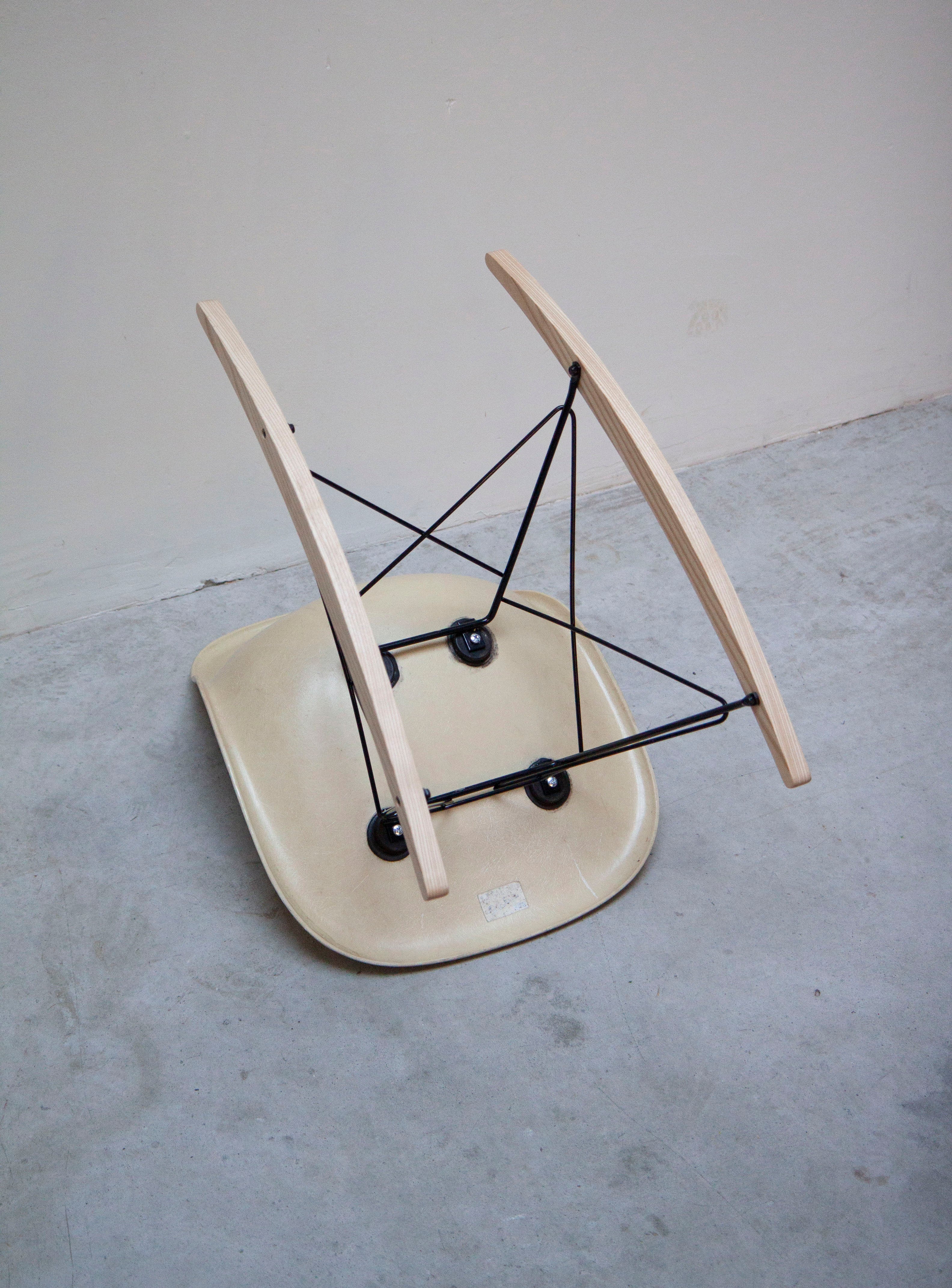 Vitra RSR Rocking Chair by Charles & Ray Eames (Eggshell) - Image 17