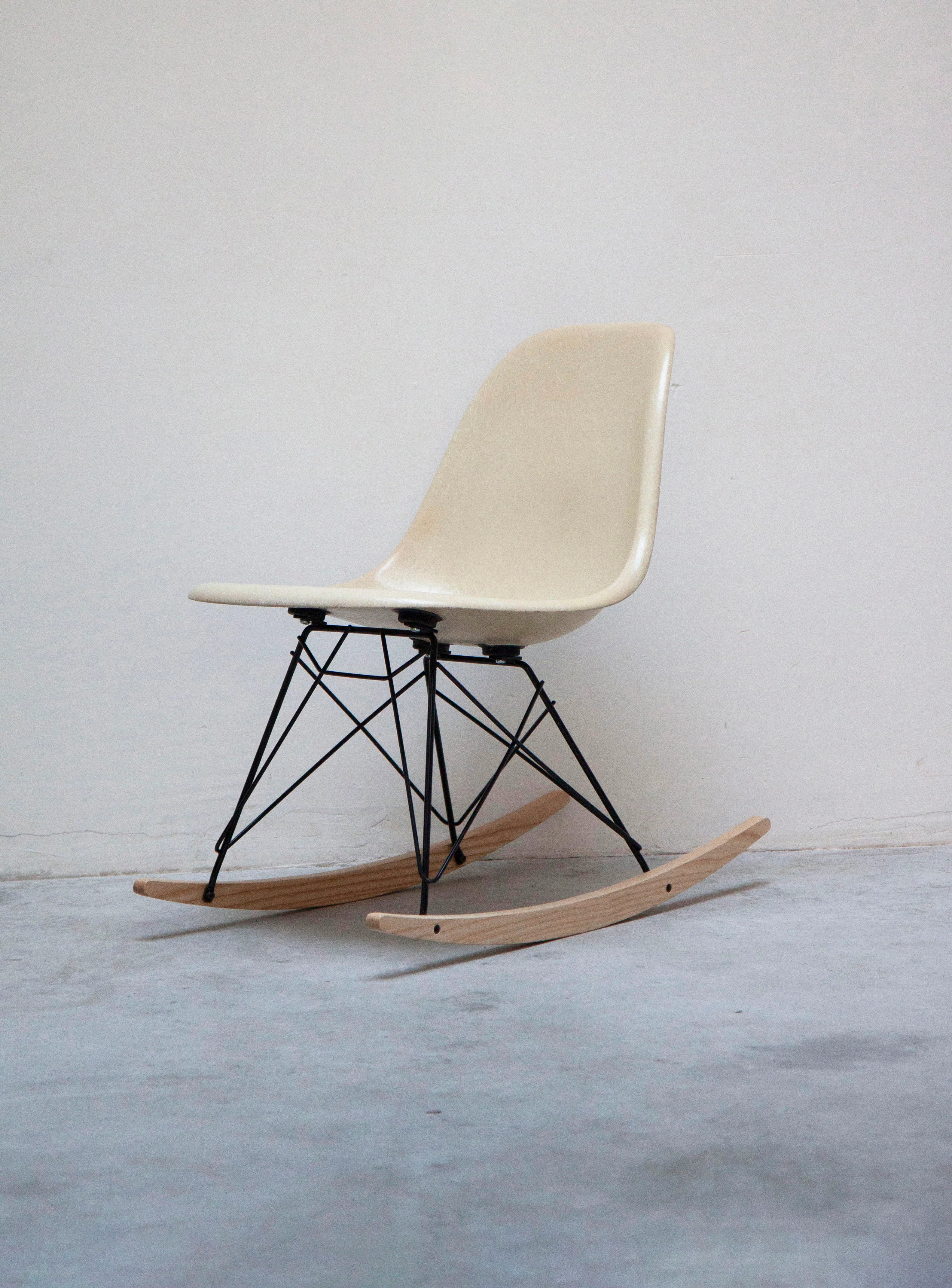 Vitra RSR Rocking Chair by Charles & Ray Eames (Eggshell) - Image 4