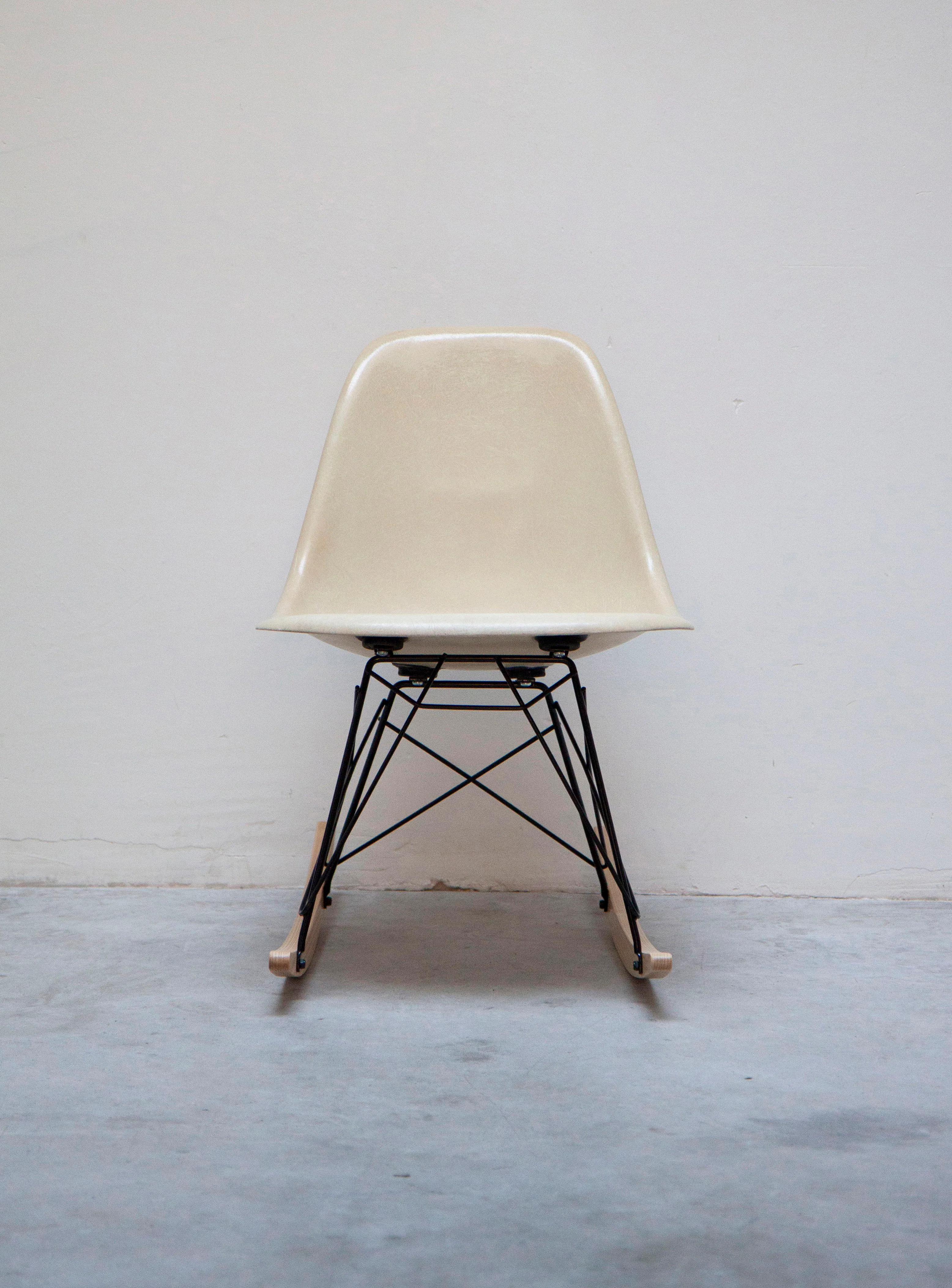Vitra RSR Rocking Chair by Charles & Ray Eames (Eggshell) - Image 5