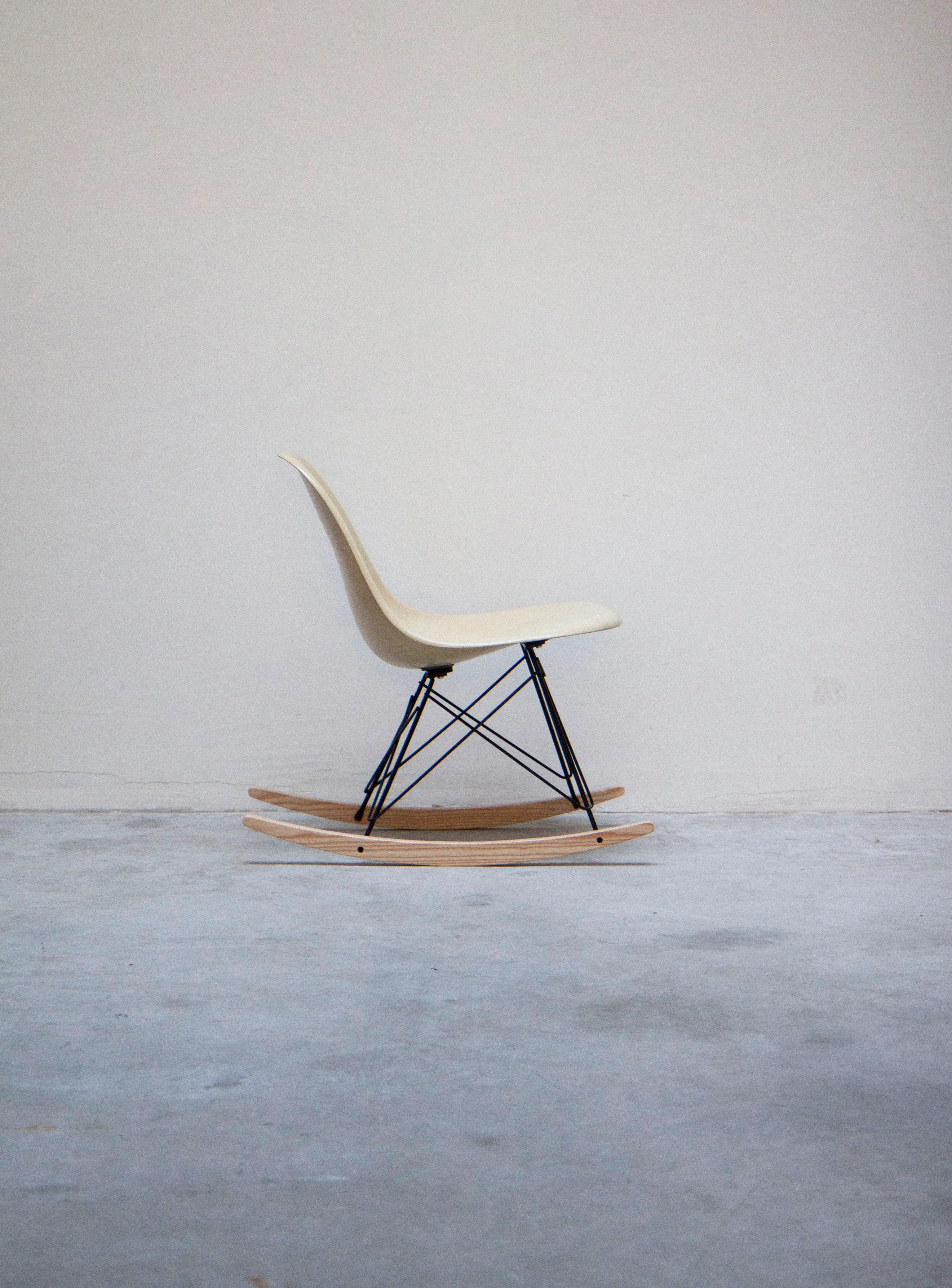 Vitra RSR Rocking Chair by Charles & Ray Eames (Eggshell) - Image 6