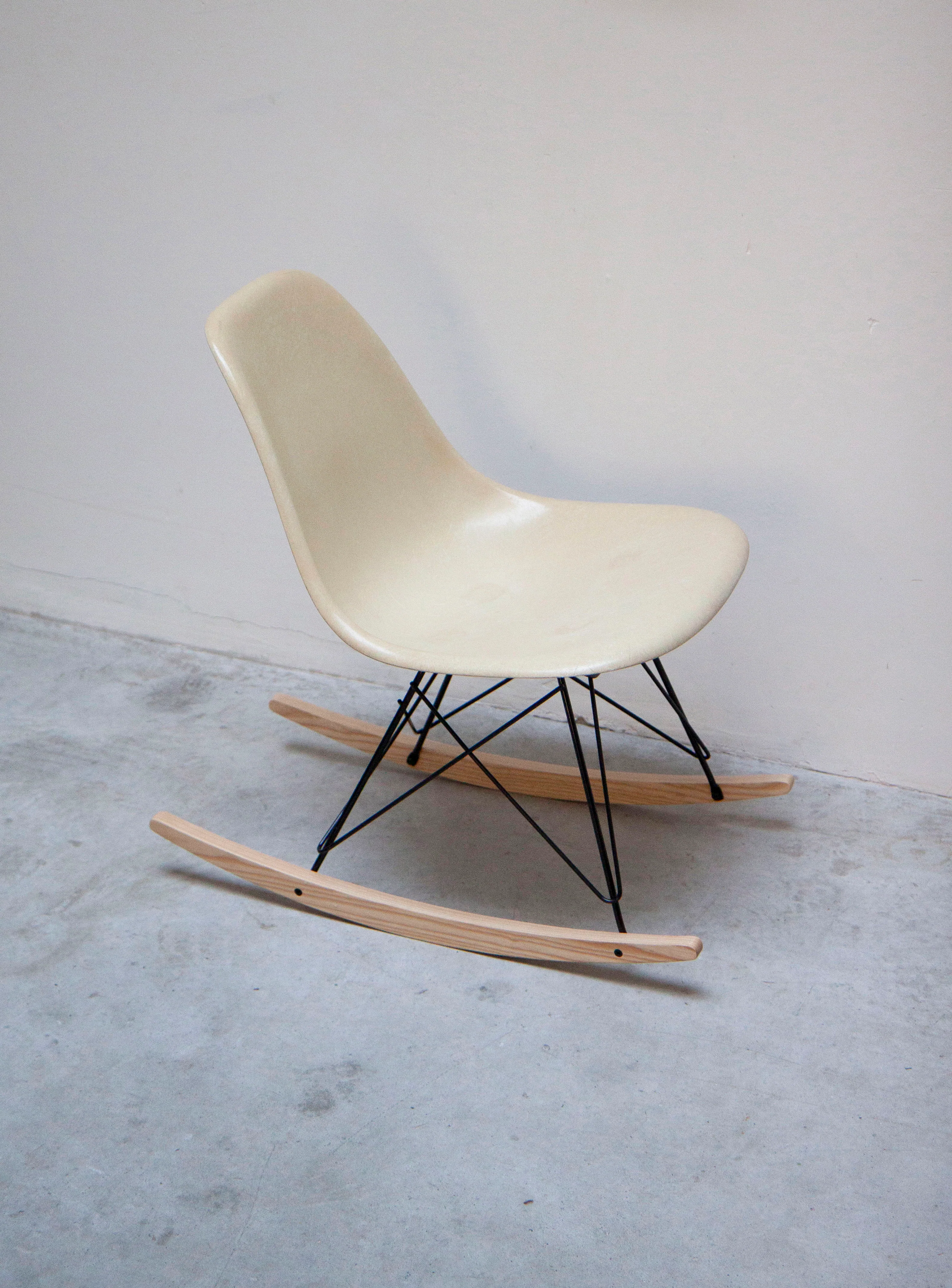 Vitra RSR Rocking Chair by Charles & Ray Eames (Eggshell) - Image 7