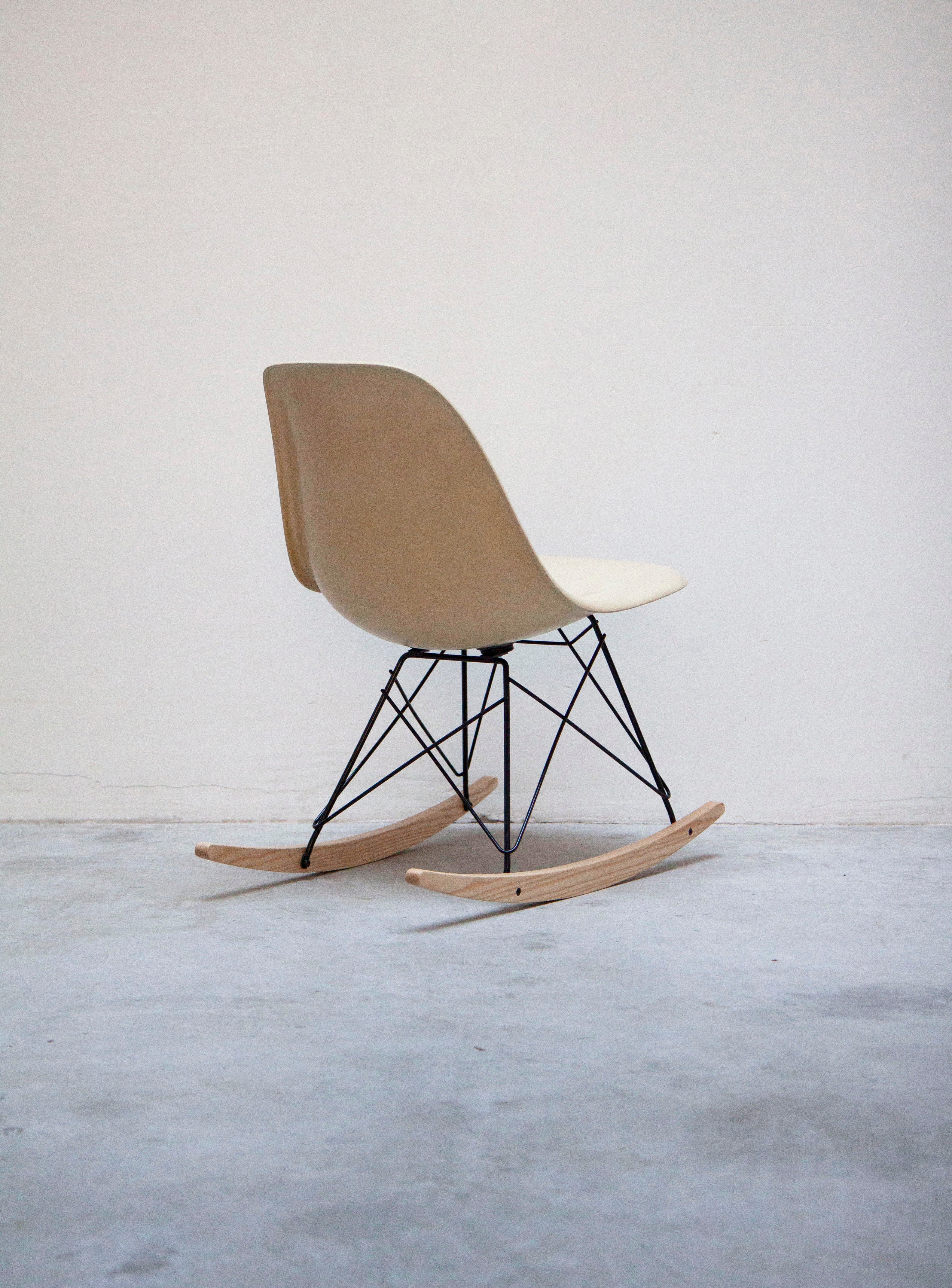 Vitra RSR Rocking Chair by Charles & Ray Eames (Eggshell) - Image 8