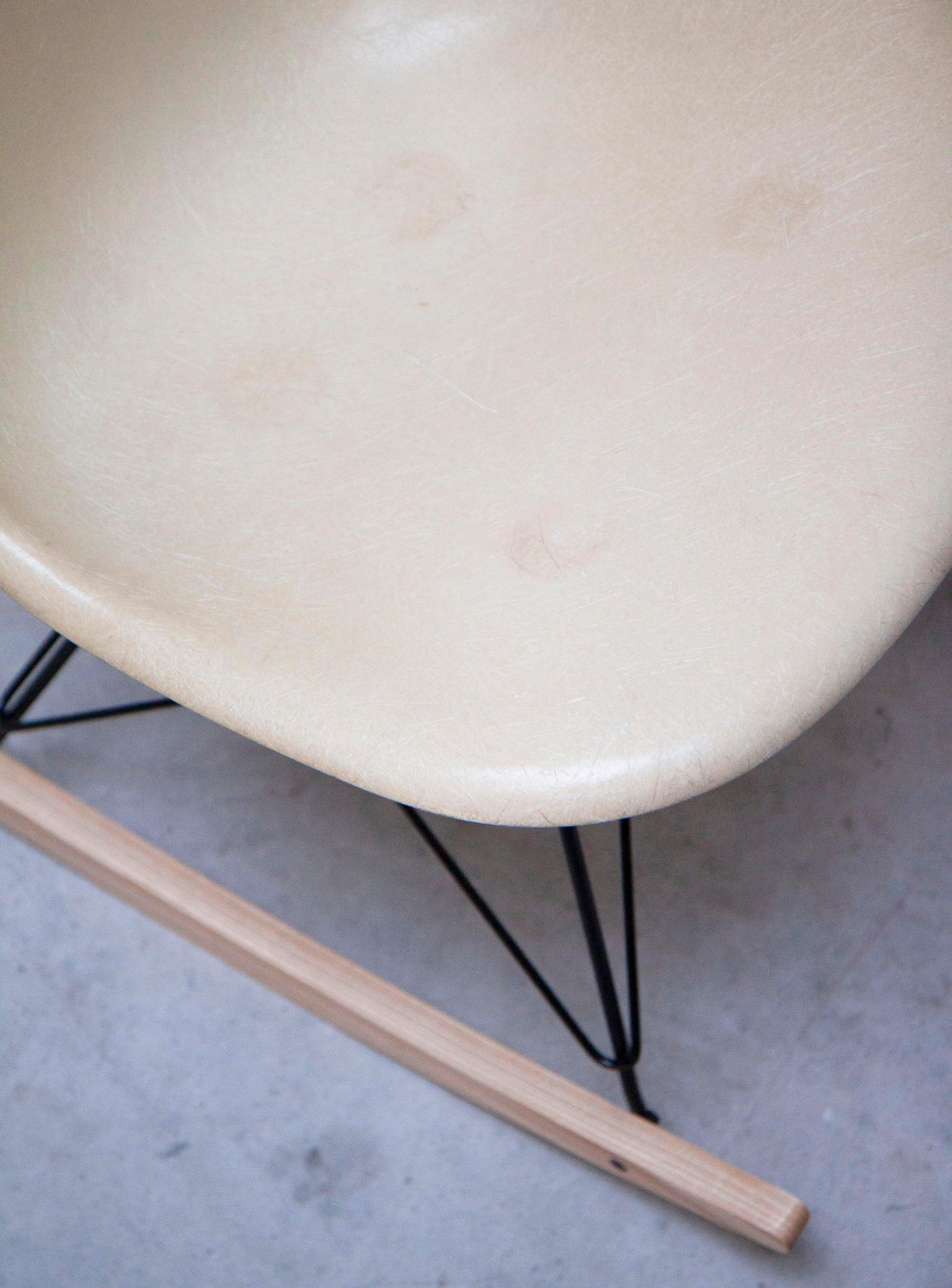 Vitra RSR Rocking Chair by Charles & Ray Eames (Eggshell) - Image 9